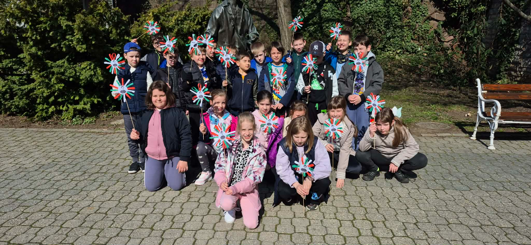 Harmadikosok a Petőfi-szobornál
